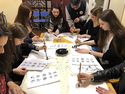 每日大赛
留学生走进民族艺术教育学校1.jpg